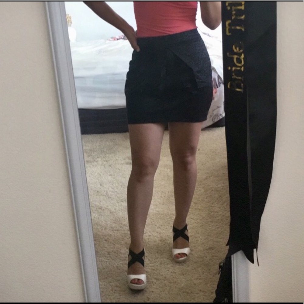SOLD‼️Black & gray mini skirt